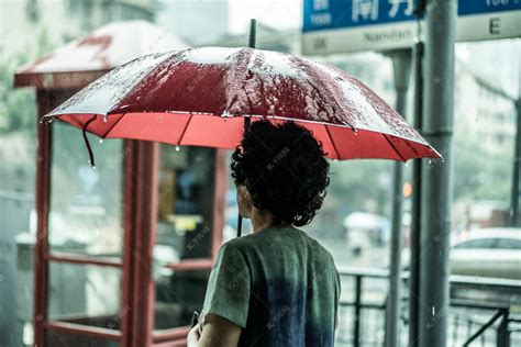 下雨的人